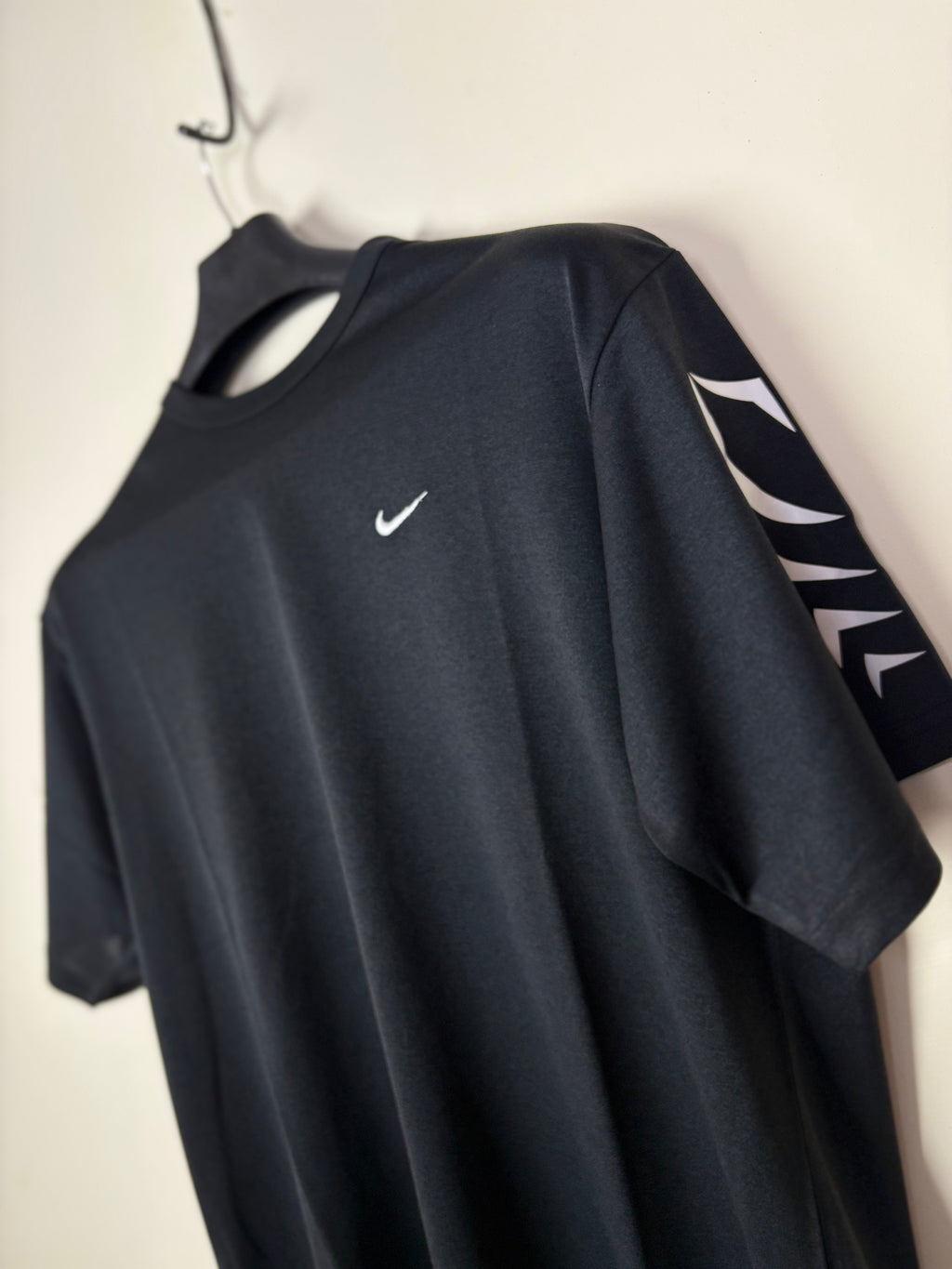 Nike Men's Dri-FIT Performance Graphic Sleeve Training T-Shirt - Black