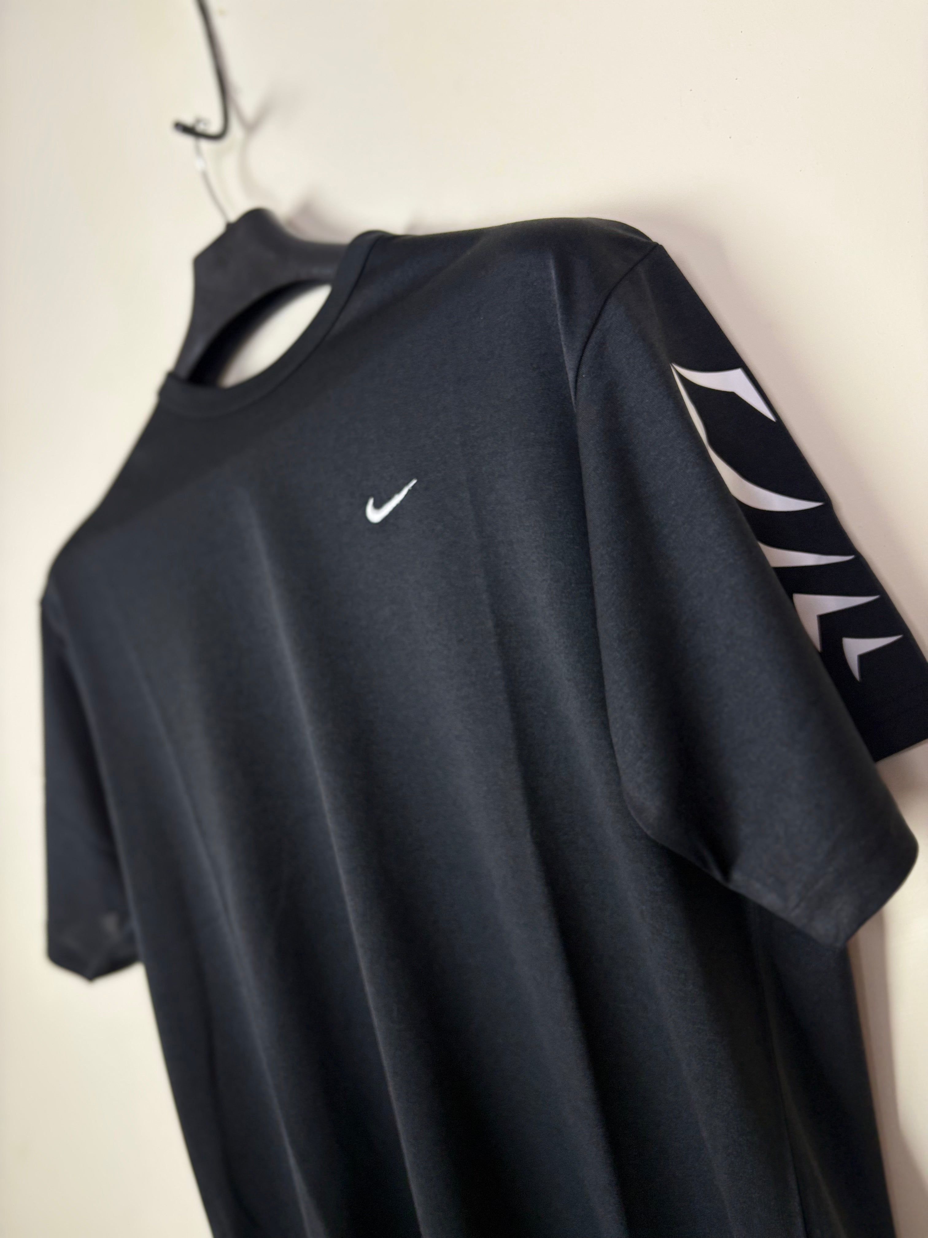 Nike Men's Dri-FIT Performance Graphic Sleeve Training T-Shirt - Black