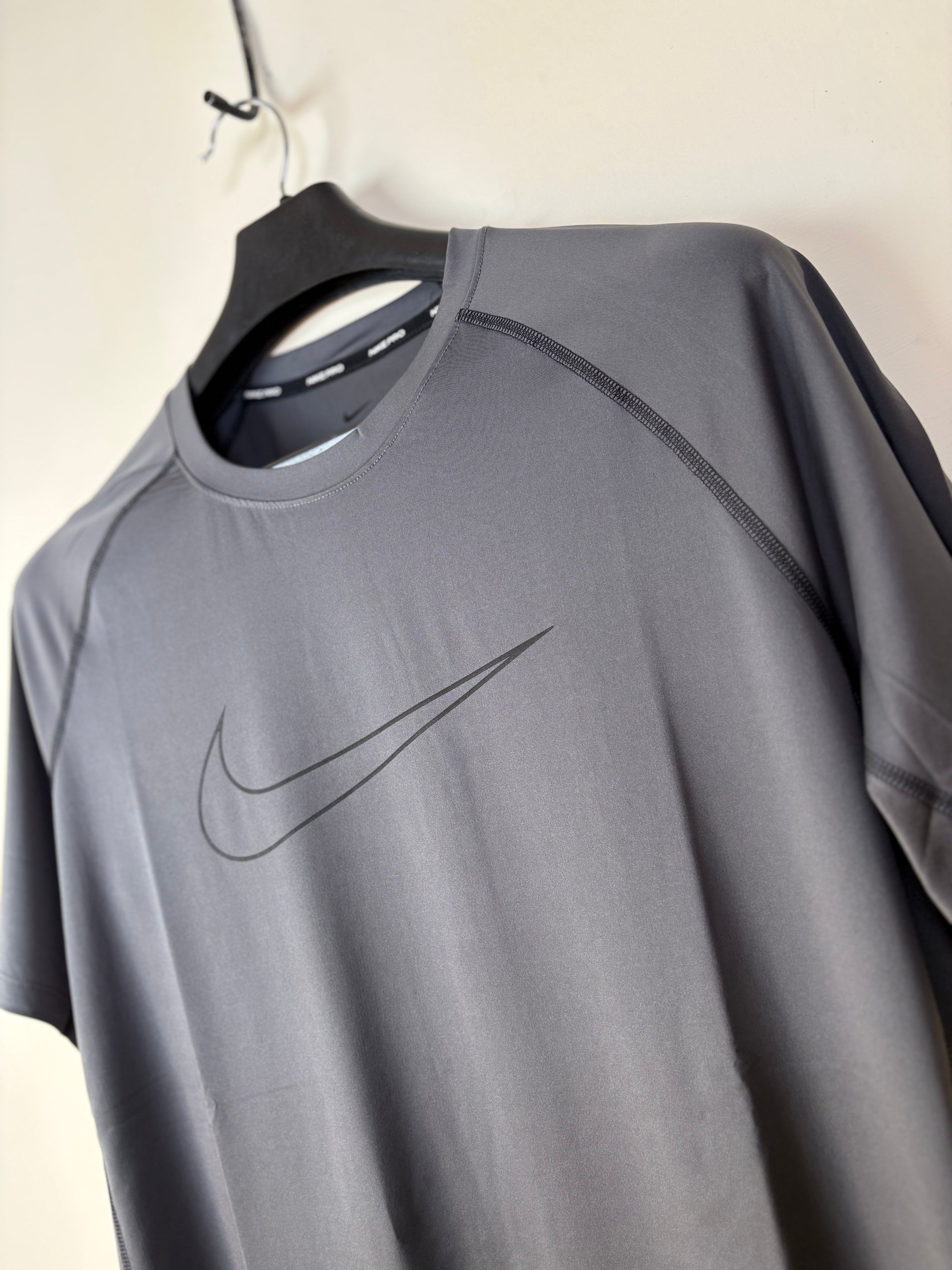 Nike Men's Dri-FIT Slim Fit Performance Training T-Shirt