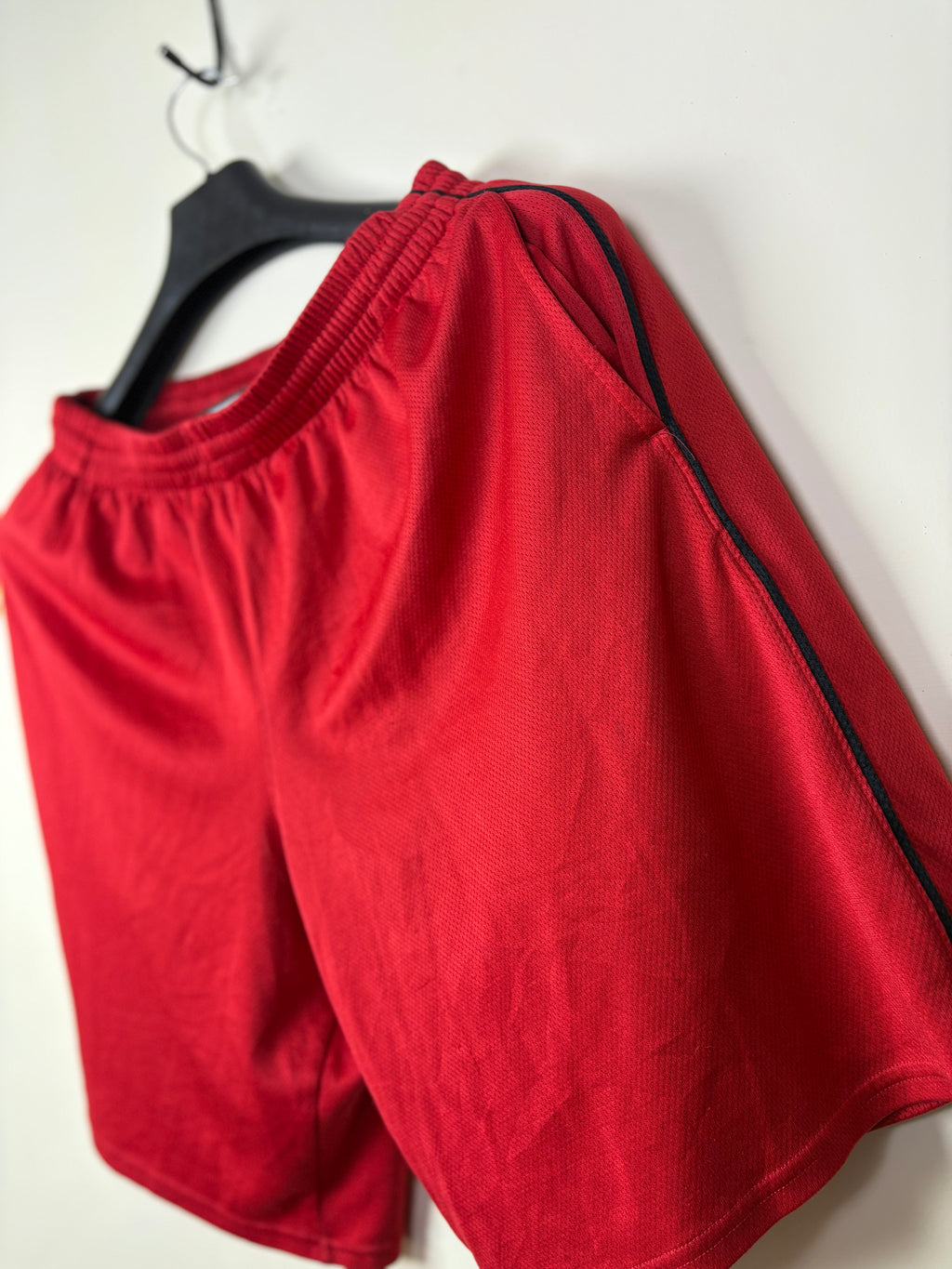 Under Armour HeatGear Red Training Shorts - Size Large