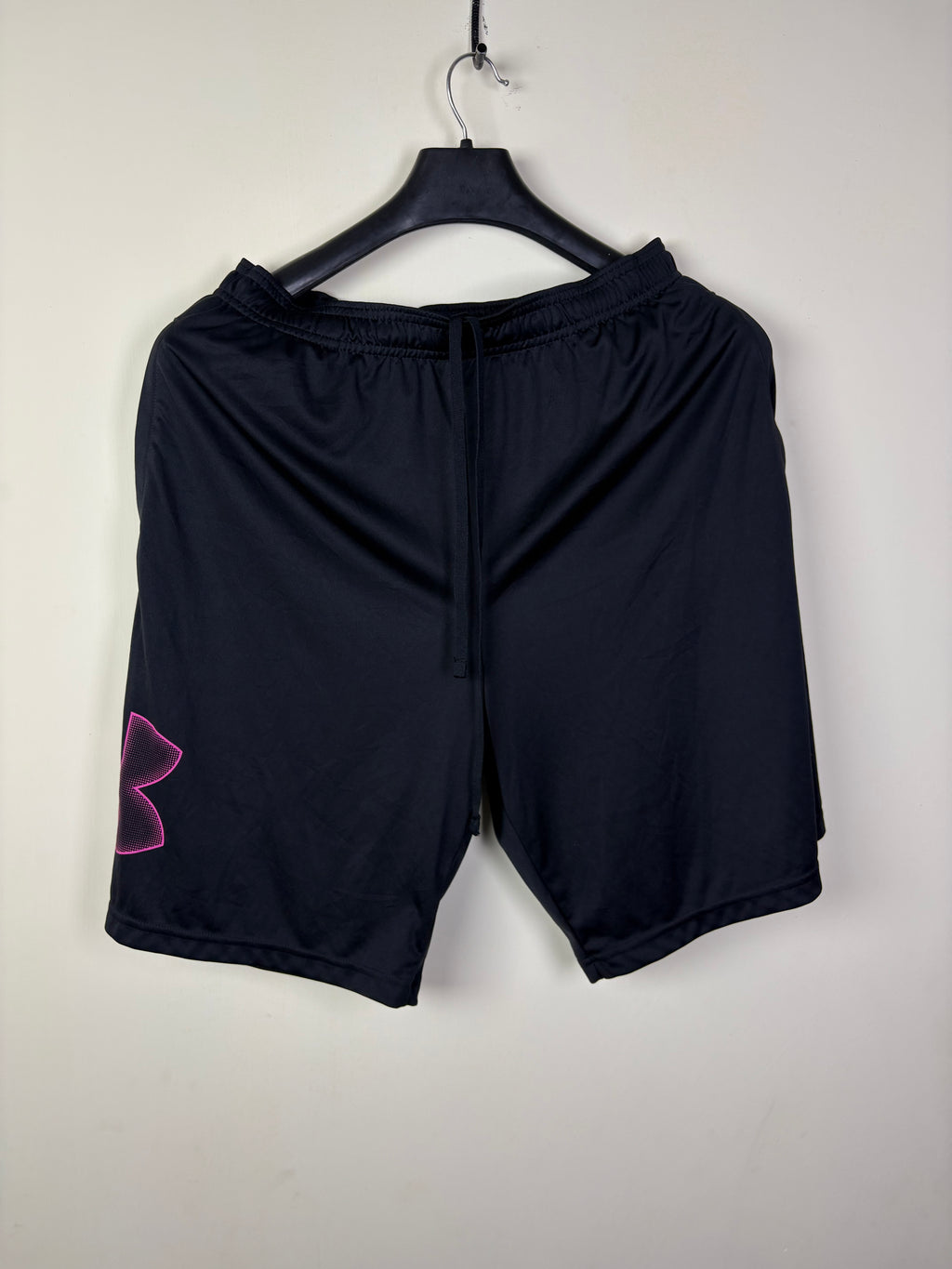 Under Armour HeatGear Loose Fit Training Shorts Black/Pink - Size Large