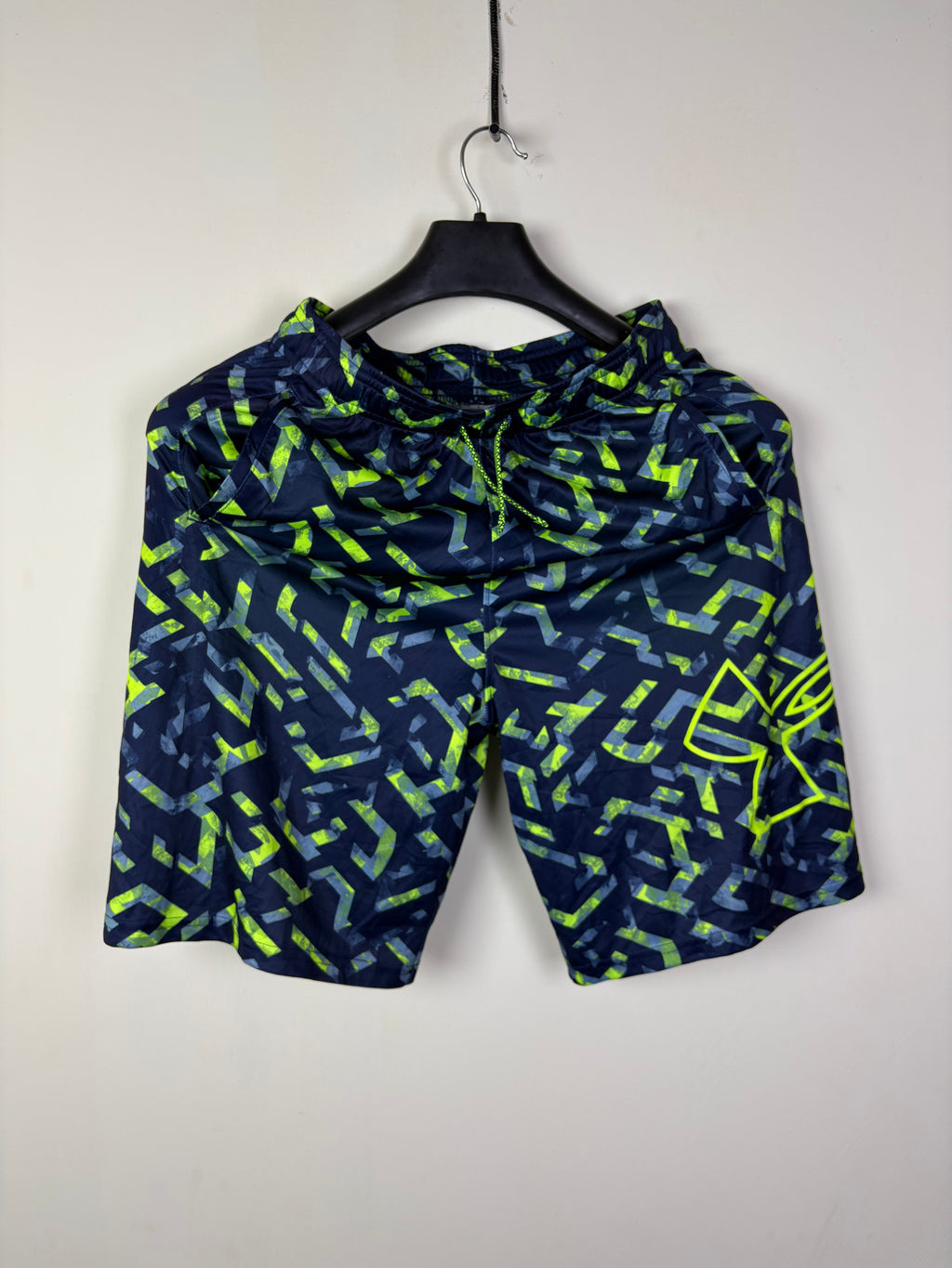 Under Armour HeatGear Youth Loose Fit Graphic Training Shorts - Size YLG